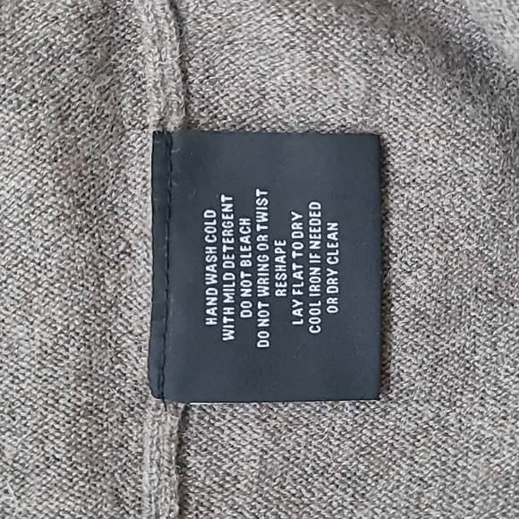 Bloomingdale's 100% Cashmere V-neck, long sleeves women's sweater - Picture 6 of 6